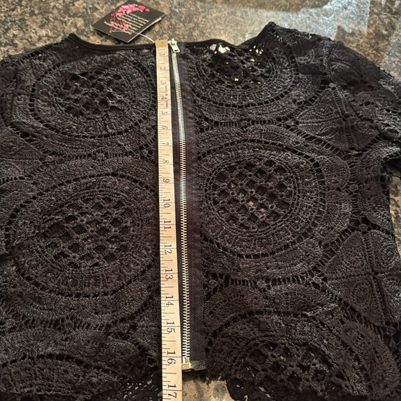 Crochet lace zip back black top NWT L - Picture 6 of 9